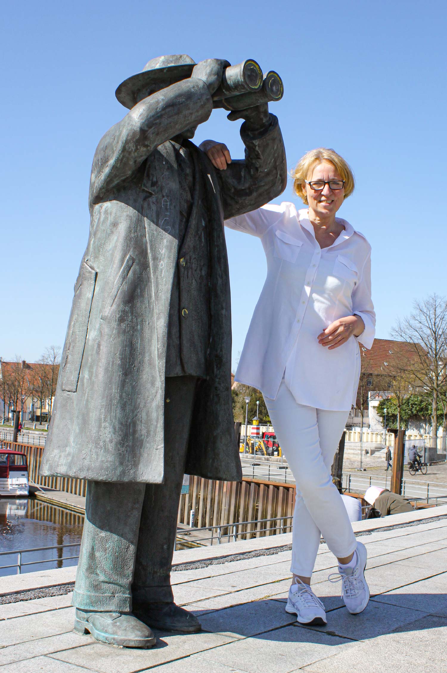 Frau Fasmers-Henke steht an Skulptur